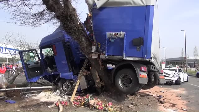 Schwerer LKW-Unfall verursacht Trümmerfeld