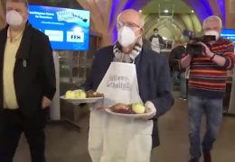Der 17:30-Adventskalender: Promis in Frankfurt servieren Weihnachtsdinner für Obdachlose