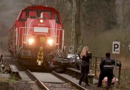 Frau stirbt an unbeschranktem Bahnübergang
