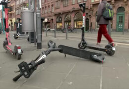 Stadt Frankfurt will E-Scooter-Chaos beenden