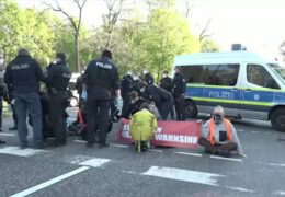Wieder Straßenblockaden in Frankfurt: Aktivisten setzen ihre Proteste fort