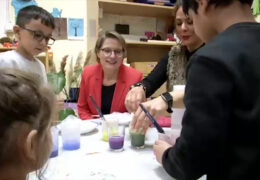 Bildungsministerin forscht mit Kita-Kindern