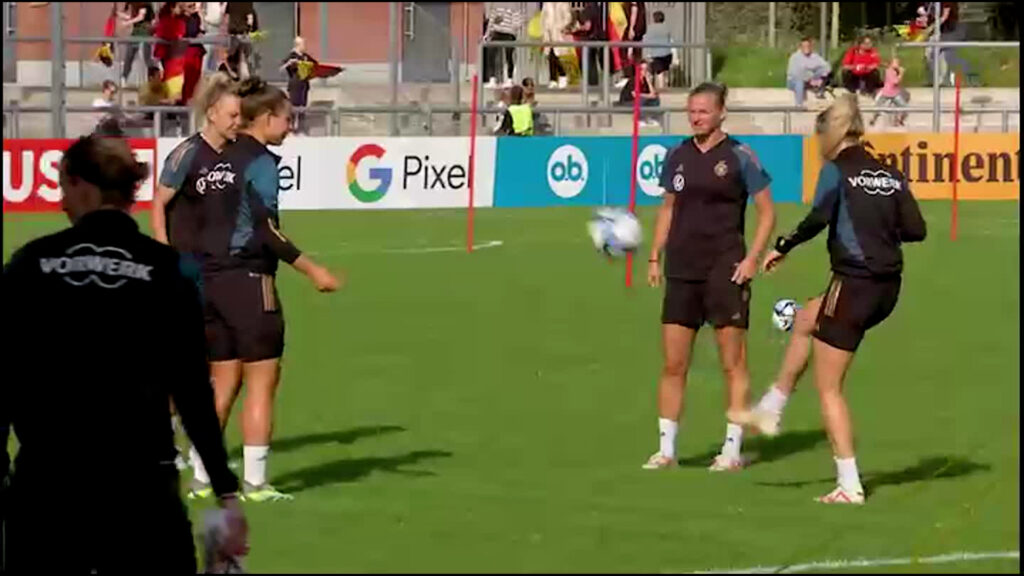 Deutsche Fußballfrauen trainieren in Frankfurt