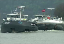 Festgefahrener Tanker im Rhein wird geborgen