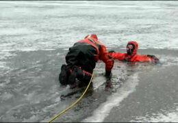 Feuerwehr trainiert Eisrettung